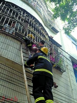 东莞一3岁女孩卡在阳台 老师保安托举救人