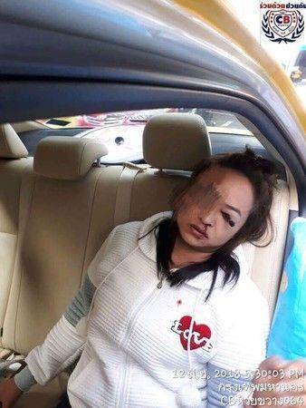 女子坐出租车时化妆发生追尾 眼线笔直接插进左眼
