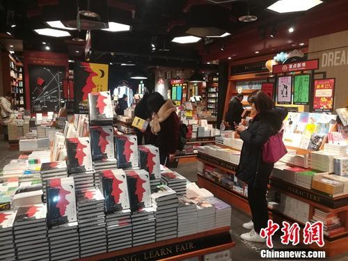 资料图:北京某颇具特色的书店内,读者正在选书。上官云 摄 点击进入下一页