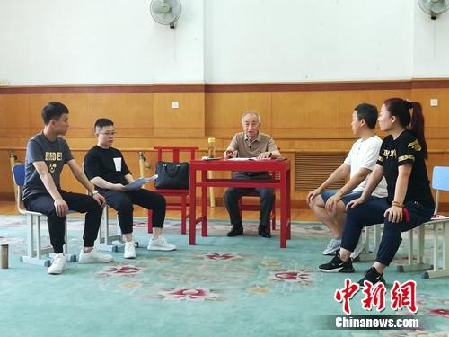 叶蓬给学生们上课。上官云 摄 点击进入下一页