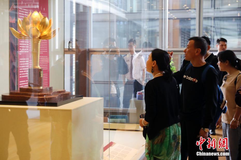12月18日,民众参观澳门回归贺礼陈列馆。<a target='_blank' href='http://www.chinanews.com/'>中新社</a>记者 盛佳鹏 摄 点击进入下一页
