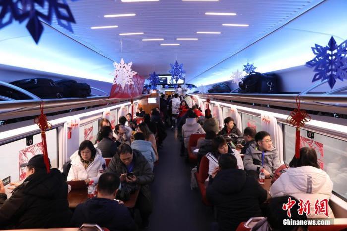 12月30日,北京至张家口高速铁路(简称京张高铁)开通运营。当日,旅客乘坐G8811次列车从北京北站前往太子城站。<a target='_blank' href='http://www.chinanews.com/'>中新社</a>记者 蒋启明 摄 点击进入下一页