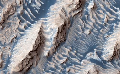 NASA在火星尼尔森陨石坑(Danielson Crater)拍摄到的,有蓝色纹路的火星地表照片。图片来源:NASA。 点击进入下一页