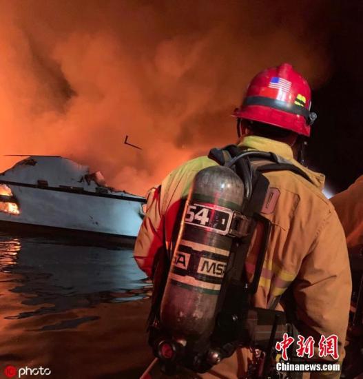 当地时间2019年9月2日,美国加州圣克鲁斯岛北部海域一艘潜水支援船当地时间2日凌晨起火,船身很快被大火吞噬,沉入水中。事发时,正值乘客深夜熟睡时间。最新消息称,目前已经寻获8具遗体,20多名乘客下落不明。另有5人跳船获救。救援人员称做好了最坏的准备。 图片来源:ICphoto 当地时间2019年9月2日,美国加州圣克鲁斯岛北部海域一艘潜水支援船当地时间2日凌晨起火,船身很快被大火吞噬,沉入水中。事发时,正值乘客深夜熟睡时间。最新消息称,目前已经寻获8具遗体,20多名乘客下落不明。另有5人跳船获救。救援人员称做好了最坏的准备。 图片来源:ICphoto