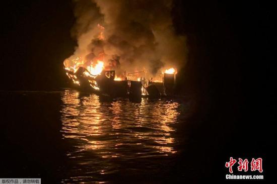 美国加州圣克鲁斯岛北部海域一艘潜水支援船当地时间2日凌晨起火,船身很快被大火吞噬,沉入水中。事发时,正值乘客深夜熟睡时间。据悉,目前已经寻获8具遗体,20多名乘客下落不明。另有5人跳船获救。救援人员称做好了最坏的准备。 美国加州圣克鲁斯岛北部海域一艘潜水支援船当地时间2日凌晨起火,船身很快被大火吞噬,沉入水中。事发时,正值乘客深夜熟睡时间。据悉,目前已经寻获8具遗体,20多名乘客下落不明。另有5人跳船获救。救援人员称做好了最坏的准备。