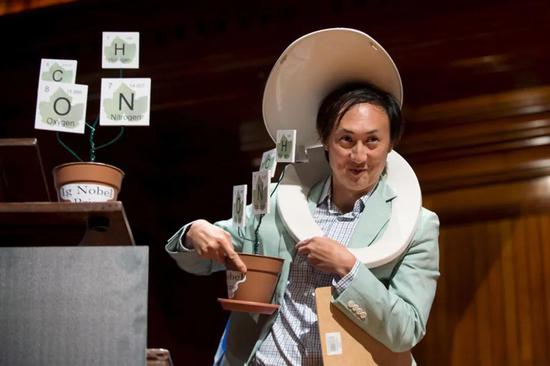 �ϣ��������ڰ칫�ң�ͼƬ����&nbsp;New York Times&nbsp;����Ӱ��Melissa Golden���£���2015���Цŵ�������佱������