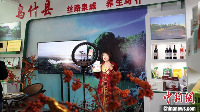 �˴ν��׻�ֱ�������������ֳ�ֱ��չʾ�½���������ɫũ��Ʒ��Ϊ���㣬ͼΪ��ʲ��չ��һŮʿֱ�����۵�����ɫũ��Ʒ������С�� ��