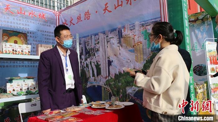 �������β�ҵ԰�𲽴���ɰ����վ�ҵ��ҵ�������أ����ṩֱ�Ӿ�ҵ��λ4000��������������Ծ�ҵ2���ˡ�ͼΪ�������β�ҵ԰�ڽ��׻���չʾ�����α�����������פ��Ʒ��������С�� ��