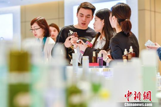 ͼΪ�����ں�����˰����ѡ����ױƷ�� ���Ʒ� ��