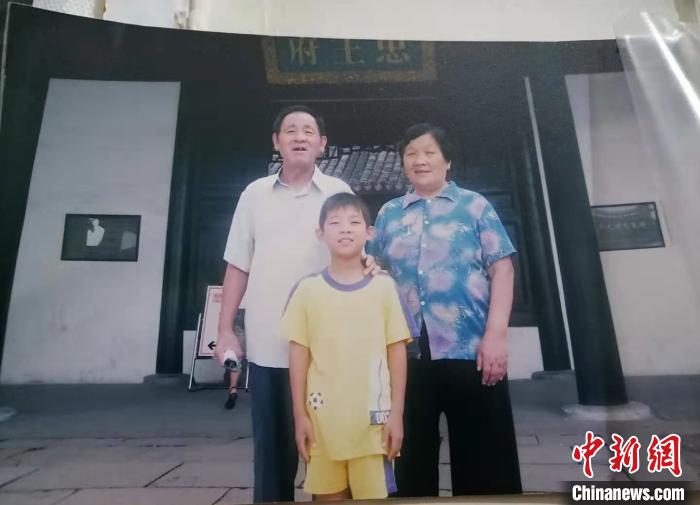 ʢ����Сʱ���үү���̵ĺ�Ӱ���侯����֧�ӹ�ͼ