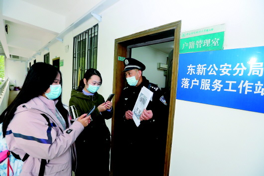 12��16�գ������ϲƾ�������ѧ�������¼����������־ִ�ѧ���仧������վ��������ǰ����ѯ�Ĵ�ѧ���������������仧���ߡ��»��緢��Ӧ�����㣩