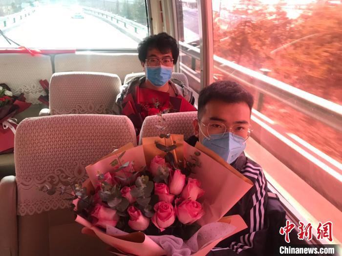 ͼΪ������(ǰ)�;�����ȥӭ�ӡ�Ӣ�����š��ؼҡ�����ΰΤ ��