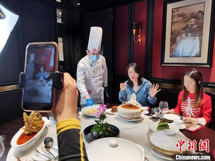 ͼΪ���E���ڽ�����ʳֱ��������ѧ�� ��