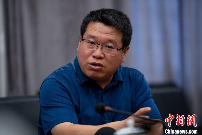 6��27���賿4�㣬�����ϵ�������������嵳��֧��ǹ�ѩ�ڽе����ߣ���̸��һ����Сʱ����Τ�� ��