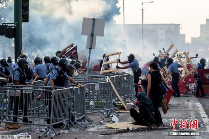 ����ʱ��5��27�գ����ᰢ����˹�о����ڿ����ߵ�ʾ���������·�ϡ�