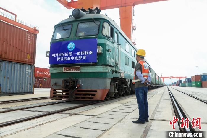 8��20�գ�������42����װ�������г��ӽ������ݹ���½�ۿ��������˰����ǽ�����ݸۿ����ĵ�126����ŷ���У����½�����ɽ����·�ڰ��������¹��������������� ��