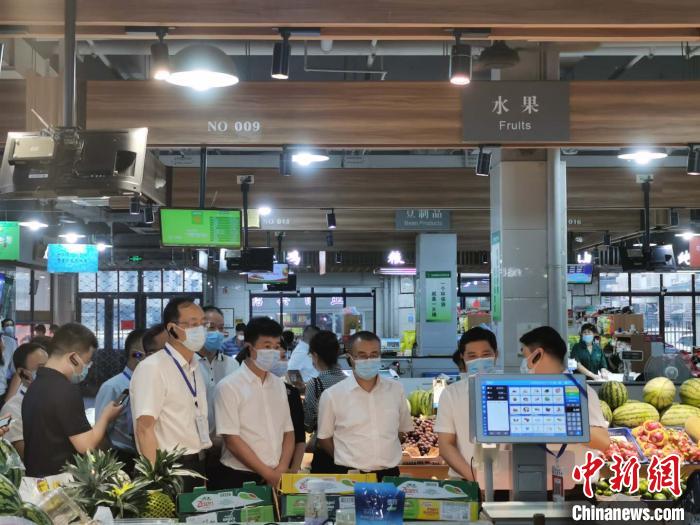 �����Ա�����ׯũó�г����졣��<a target='_blank' href='http://www.chinanews.com/'>������</a>���ߺ����� �� ��