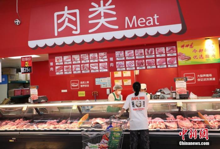 7月28日,在大连市东特购物广场沃尔玛周水前店,这里的果蔬、米面油、肉蛋奶等货源充足,市场价格保持稳定。 <a target='_blank' href='http://www.chinanews.com/'>中新社</a>记者 杨毅 摄 7月28日,在大连市东特购物广场沃尔玛周水前店,这里的果蔬、米面油、肉蛋奶等货源充足,市场价格保持稳定。 <a target='_blank' href='http://www.chinanews.com/'>中新社</a>记者 杨毅 摄