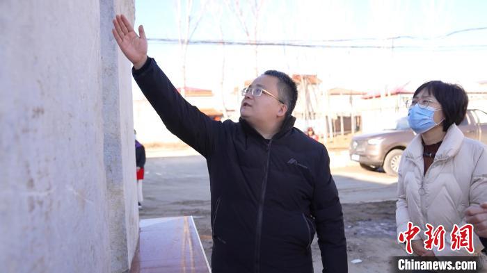 ͼΪ���﹤���߶Ա��̽��п�֤������˶ ��