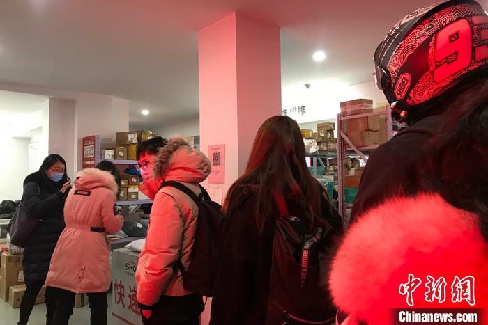 ��������ĳ�����վ�Ŷ�ȡ��ݡ�