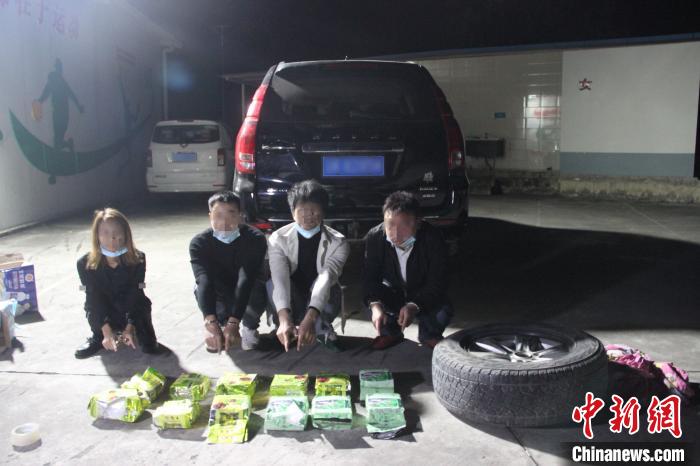 ͼΪץ��ķ��������˺ͽɻ�Ķ�Ʒ������˫���ɱ߾�����֧�ӹ�ͼ ��