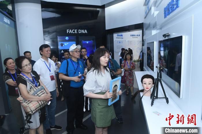 ����ͼΪ2019��8��23�գ���ý�α��η��������־��÷�չչʾ���ġ����³� ��