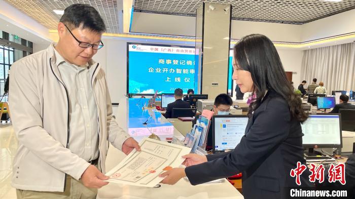 ͼΪ���ݸ�Ƭ������ϵͳ���ߺ󣬷�����һ��Ӫҵִ�ա���½���� ��