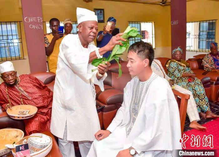 ������������������ʽ���������ʺ;���Ϊ�����¾����˴�ͳ��¡�صļӷ���ʽ��(����ͼ) �м����� ��ͼ