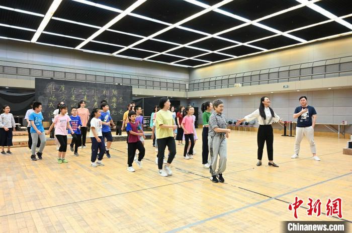 ���Ҵ��Ժԭ����硶���ղʺ硷�¾�ƽ��Ӣ��