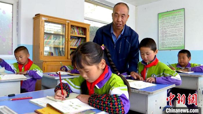 �ຣɽ���ʦʢ���¡�һ��һУ����������26��