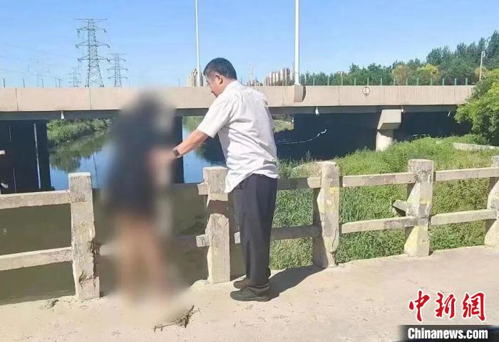 ����񾯡��Ҵ�һƳ������һŮ����������һ��Լ������