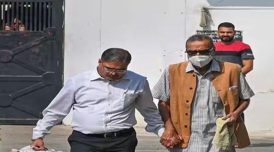 ���˵¶�������ɫ���ס����ſ��֣�����ʦǣ���߳�������